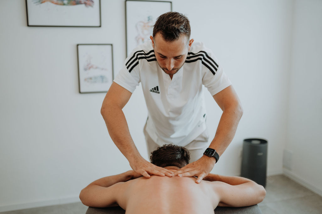 PhysJO Johannes Kelber behandelt Patienten im Schulterbereich